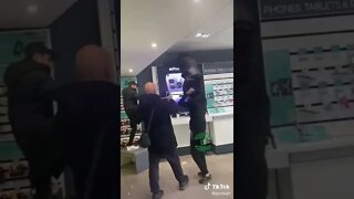 Birmingham, England: robbers tried to steal the new iPhones on the display