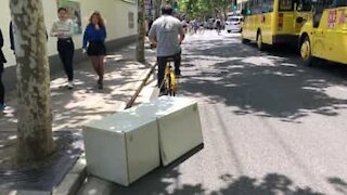 Uomo trasporta frigorifero con un bicicletta