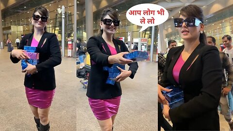 Urvashi Rautela was seen distributing sweets at the airport 📸✈️