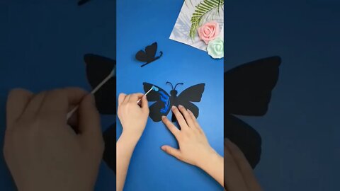 Membuat kupu kupu kertas