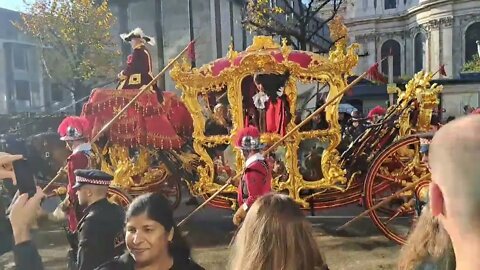 The mayor wave from the carriage (not Khan) #lordmayorshow