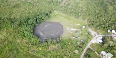 카리브해에서 폭발한 진흙화산의 드론촬영