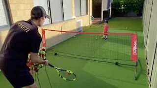 Tennistræners søn nægter at returnere bolden