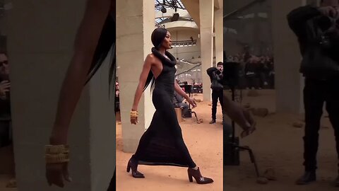 Naomi Campbell in offwhite fallwinter 2023 fashionshow catwalk