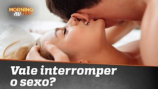 Diálogo no sexo: vale interromper a transa?