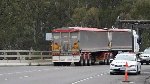 Truckers Drive Through Border - VIC/ NSW Border 1515hrsAEST - 29/9/21