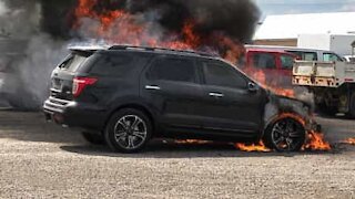 Cette voiture en panne prend feu sur un parking