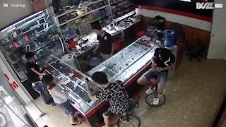 Un smartphone explose dans les mains d'un client au Vietnam