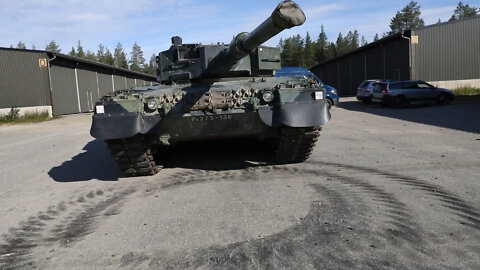 Screaming Eagles Soldiers explore Finnish battle tanks