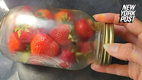 I keep my strawberries fresh for almost a month with this simple hack