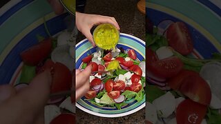 Green Salad With Scrambled Eggs | 60-Second Organic #gardensalad #scrambledeggs