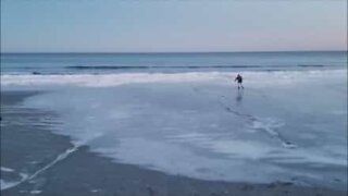 Åka skridskor på stranden? Kolla in den extrema kylan i Maine, USA!