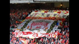 Adeptos do Liverpool unidos a cantar hino do clube