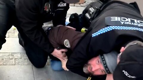Metro police officers in The Czech Republic took down a man for not wearing a mandatory mask!