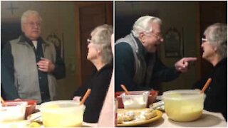 Nonni cantano la canzone del loro matrimonio