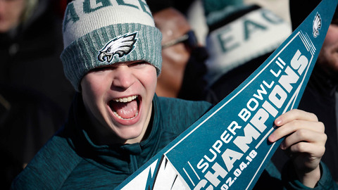 Eagles Fan BREAKS His Own Fingers to Attend Super Bowl Parade