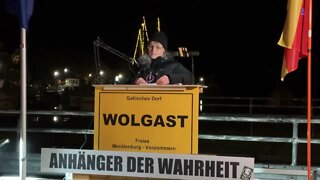 Wolgast - Stefan kündigt Maria mit ihrem Redebeitrag an 06.12.2022