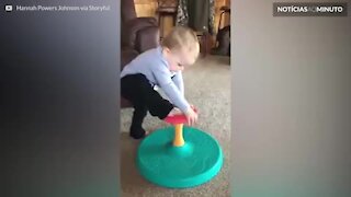 Futuro ginasta! Bebê mostra equilíbrio incrível