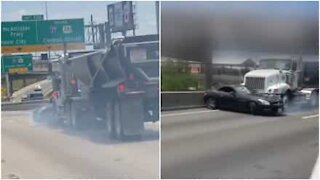 Camion trascina Mercedes in autostrada