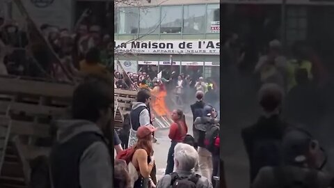 Anti-Fa tries burning down Quebec at climate protest #shorts