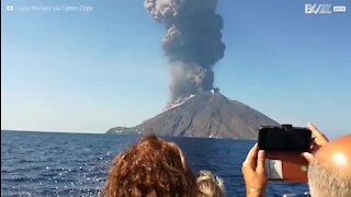 L'éruption du Stromboli filmée depuis un bateau