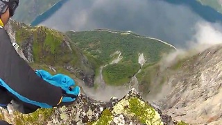 19 wingsuits jump off a cliff in Norway