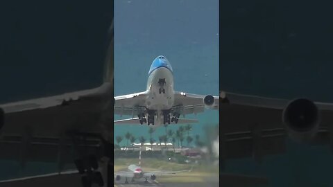 Boeing 747 liftoff at St Maarten🏝️