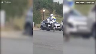 Policial mostra como pode ser difícil subir em uma moto