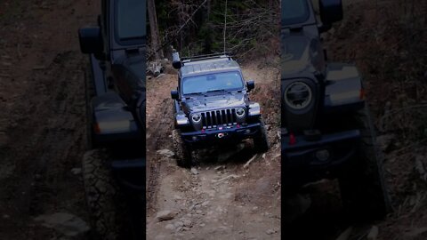 JEEP GLADIATOR 4x4 CRAWLING IN THE MOUNTAINS 🏔🪨💥 #shorts #shortsvideo