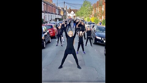 Dance choreographer hosts lockdown dance class in the streets of London