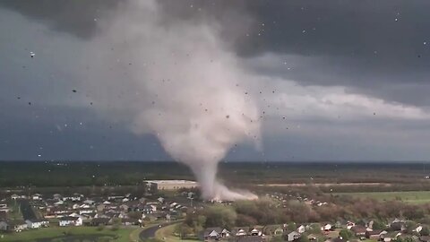 This drone footage was captured by ReedTimmerAccu in Andover, Kansas in May 2022