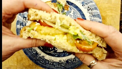 How to make the most delicious (and messiest) fish finger sandwich 🥪