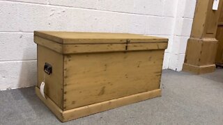Old English Pine Flat Top Blanket Box (V3659A) @Pinefinders Old Pine Furniture Warehouse