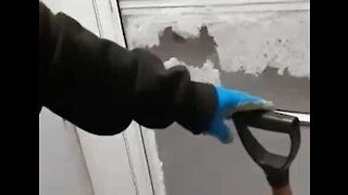 Cômica tentativa de limpar neve na porta de casa