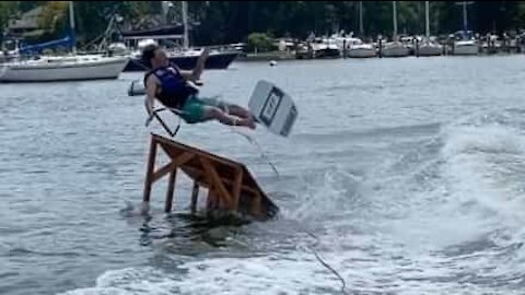 Salto de wakeboard acaba em falhanço cómico