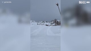 Ski: il rate son saut et se retrouve enfoui dans la neige!
