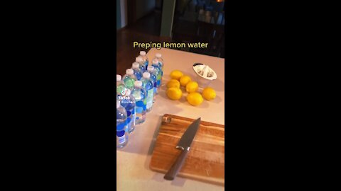 How to make lemon water