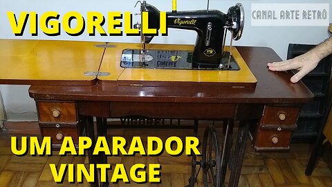 Máquina de Costura Vigorelli Antiga que se Transforma em um Aparador - Decoração Vintage