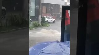 Esto se #presenta frente al hotel #chicamocha tras la fuerte #lluvia del día de hoy