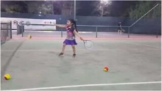 Nelivuotiaalla tytöllä on vaikuttavat tennistaidot