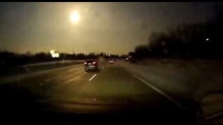 Fallande meteor filmad från bil i Michigan, USA