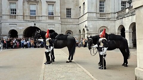 Dismount the horse changing of the guard #horseguardsparade