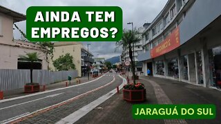 Tour a pé, procurando as vagas de emprego, no Centro de Jaraguá do Sul, área nobre do Calçadão