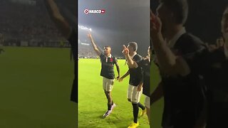 Vasco 5x1 Coritiba - Jogadores comemorando com a torcida