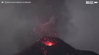Pazzesco, la potenza di un'eruzione vulcanica in Indonesia!