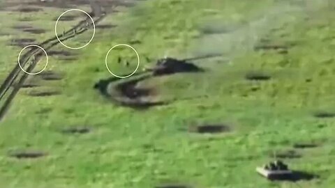 Russia tank crew leave tank and run away when they came under Ukraine drone