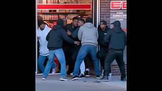 A group of bystanders outside a store in Tennessee tried to trap a group of alleged burglars inside