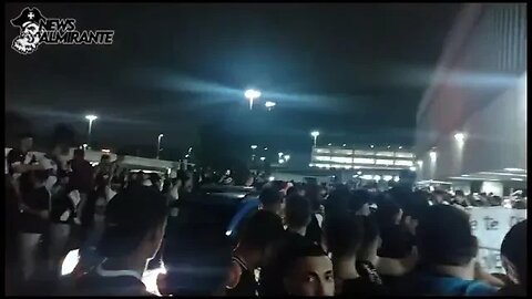 Torcida do Vasco no aeroporto pro Payet