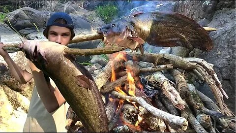 Primitive SPEAR hunting FISH - Catch and Cook! (SPEARFISHING)