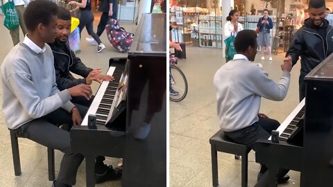 Random person joins piano player for epic piano duet